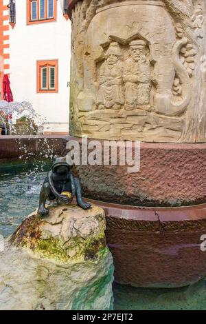 Froschkönig Märchenbrunnen mit Märchen von Gebrüder Grimm, Steinau an der Straße, Hessen, Deutschland, Europa Stockfoto