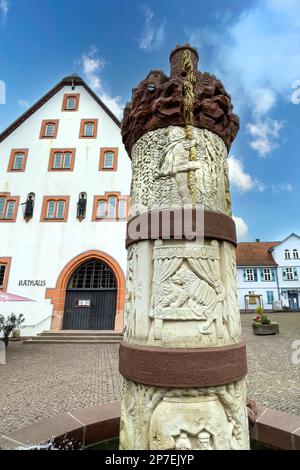 Märchenbrunnen mit Säule Märchen von Gebrüder Grimm, Steinau an der Straße, Hessen, Deutschland, Europa Stockfoto