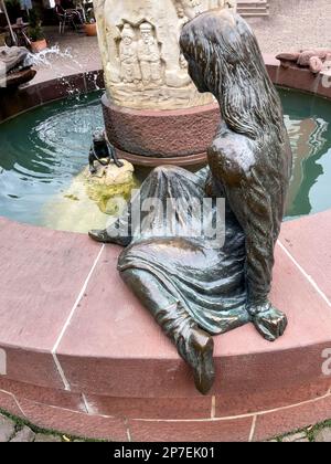 Froschkönig Märchenbrunnen mit Märchen von Gebrüder Grimm, Steinau an der Straße, Hessen, Deutschland, Europa Stockfoto