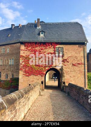 Weg über steinerne Brücke zu Torhaus von Schloss Steinau, Steinau an der Straße, Hessen, Deutschland, Europa Stockfoto