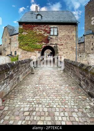 Weg über steinerne Brücke zu Torhaus von Schloss Steinau, Steinau an der Straße, Hessen, Deutschland, Europa Stockfoto