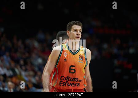 Xabi Lopez Arostegui von Valencia in Aktion während der regulären Saison der EuroLeague von Turkish Airlines Runde 27 in der Fuente de San Luis Sporthalle. Valencia Basket 84:88 EA7 Emporio Armani Milan (Foto: Vicente Vidal Fernandez / SOPA Images/Sipa USA) Stockfoto