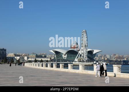 Am Kaspischen Ufer in Baku Stockfoto