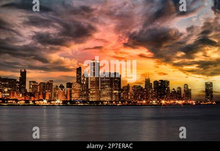 Die Skyline von Chicago während eines Sturms mit goldenem Sonnenuntergang Stockfoto