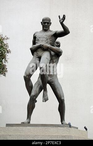 Sportskulptur im 1930er erbauten Dinamo Hotel in Baku Stockfoto