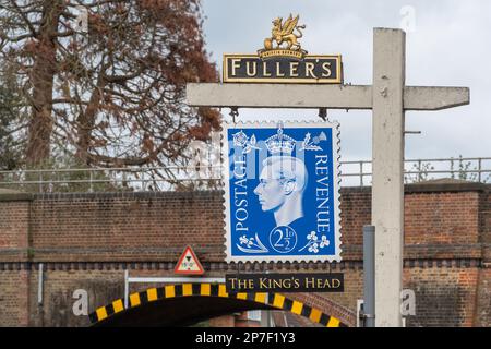 The King's Head Pub mit einem originellen Pub-Schild in Form einer Briefmarke, Guildford, Surrey, England, Großbritannien Stockfoto