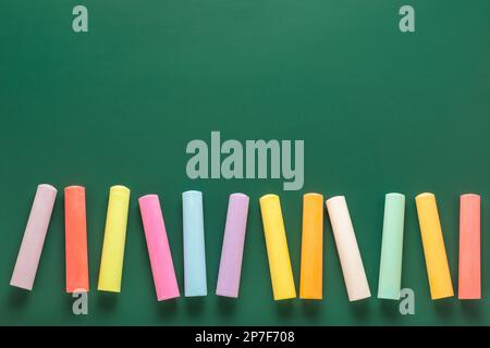 Farbige Kreide auf grüner Tafel, Konzept für Werbung im Bildungs- oder Geschäftsbereich, Werbetext. Stockfoto