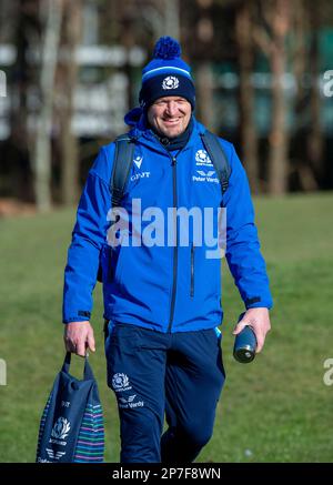 Edinburgh, Schottland, Großbritannien. 8. März 2023: Guinness Six Nations 2023. Der schottische Cheftrainer Gregor Townsend kommt für das Schottland-Rugby-Team-Training, Oriam, Riccarton, Edinburgh. Kredit: Ian Rutherford Alamy Live News Kredit: Ian Rutherford/Alamy Live News Stockfoto