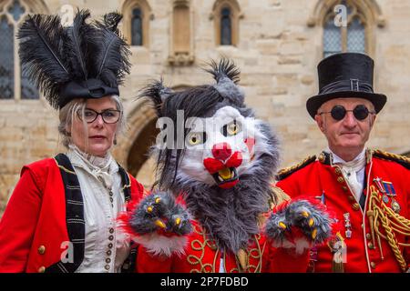 Eine Steampunk-Familie mittleren Alters in roten Uniformen. Stockfoto