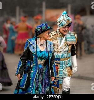 Zwei gut gekleidete Steampunks mit einem königlichen Aussehen, die als Würdenträger, Botschafter oder Königshäuser aus einem fernen Land vorbeigehen könnten. Stockfoto