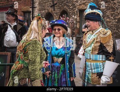Eine Gruppe von Freunden, die sich bei einer Steampunk-Veranstaltung unterhalten. Stockfoto