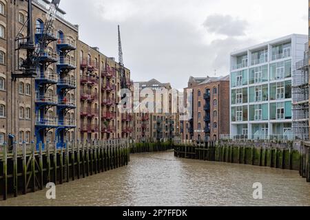 Die unter Denkmalschutz stehenden Gebäude von Java Wharf stehen im Kontrast zu einer modernen Wohnungsbauweise in Shad Thames, London, England Stockfoto