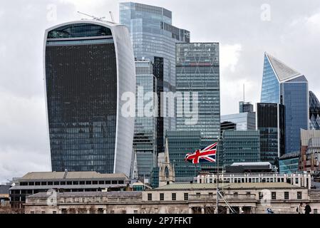 Das Walkie Talkie Gebäude neben anderen Wolkenkratzern an der Skyline der City of London, England Stockfoto