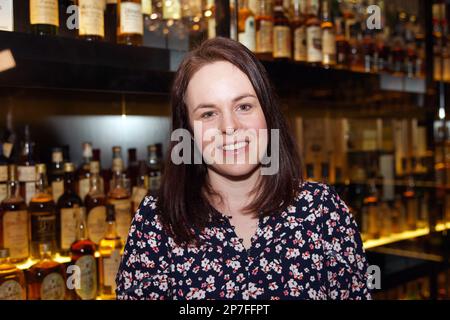 Edinburgh, Vereinigtes Königreich, März 8. 2023: Kate Forbes, Kandidat für die Führung der Schottischen Nationalpartei, Wahlkampf bei der Scotch Whisky Experience. Bild: Terry Murden/Alamy Live News Stockfoto