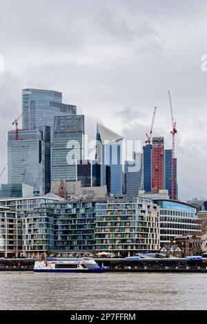 Die moderne Skyline der City of London im Kontrast zu älteren Gebäuden Englands Stockfoto