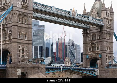 Die moderne Skyline der City of London blickt durch die historische Tower Bridge England Stockfoto