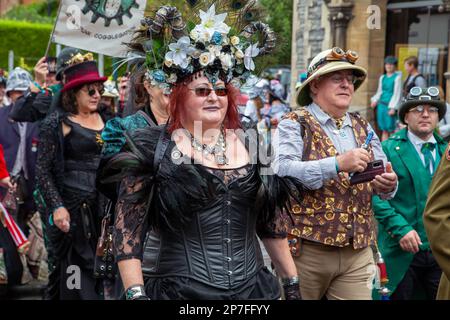 Eine Gruppe von Steampunken, die in einer Prozession entlang einer Straße laufen. Stockfoto