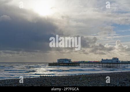 Worthing Pier und Strand an einem stürmischen Wintertag in West Sussex England Stockfoto