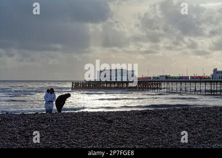 Worthing Pier und Strand an einem stürmischen Wintertag in West Sussex England Stockfoto