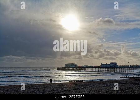 Worthing Pier und Strand an einem stürmischen Wintertag in West Sussex England Stockfoto
