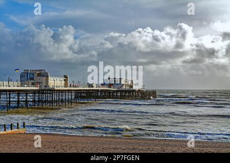 Worthing Pier und Strand an einem stürmischen Wintertag in West Sussex England Stockfoto