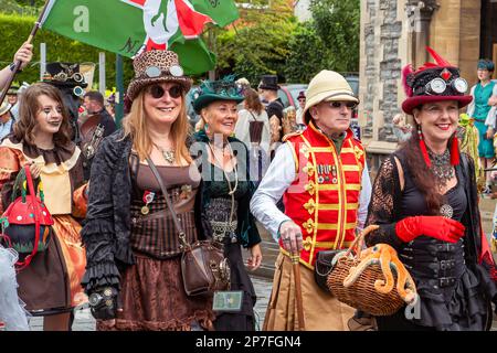 Eine Gruppe von Steampunken, die in einer Prozession entlang einer Straße laufen. Stockfoto