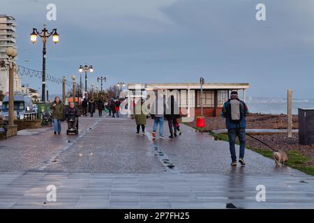 Abenddämmerung an der Küste von Worthing an einem kalten Wintertag in West Sussex England Stockfoto