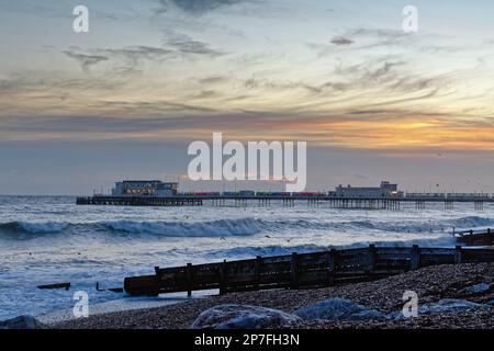 Worthing Pier und Strand an einem stürmischen Wintertag in West Sussex England Stockfoto