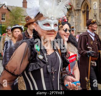 Eine maskierte Steampunk-Frau ist Teil einer Prozession bei einem Steampunk-Event. Stockfoto