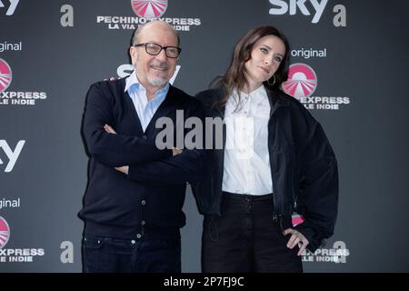 MAILAND, ITALIEN - MÄRZ 06: Dario Vergassola und Caterina Vergassola nehmen am März an der Fotokonferenz für „Pechino Express La Via delle Indie“ Sky Original Teil Stockfoto