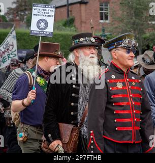 Eine Gruppe von Steampunken, die in einer Prozession entlang einer Straße laufen. Stockfoto
