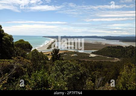 Blick auf die Okarito Lagune vom Okarito Trig Walk. Stockfoto