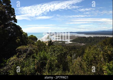 Blick auf die Okarito Lagune vom Okarito Trig Walk. Stockfoto