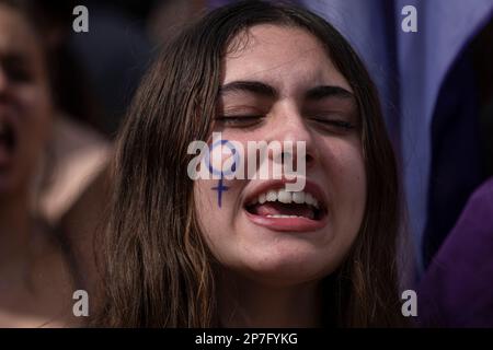 Barcelona, Spanien. 08. März 2023. Eine Frau wird dabei gesehen, wie sie während der Demonstration Slogans schreit, mit dem Symbol einer Frau, das auf ihrem Gesicht gezeichnet ist. Hunderte von Studenten, meist Frauen, haben im Zentrum von Barcelona demonstriert, um den Internationalen Frauentag zu feiern und die Rechte der Frauen und die soziale Gleichstellung zu verteidigen. (Foto: Paco Freire/SOPA Images/Sipa USA) Guthaben: SIPA USA/Alamy Live News Stockfoto