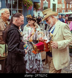 Ein Steampunk-Fotograf, der einem Freund auf einem Steampunk-Festival seine Kamera zeigt. Stockfoto