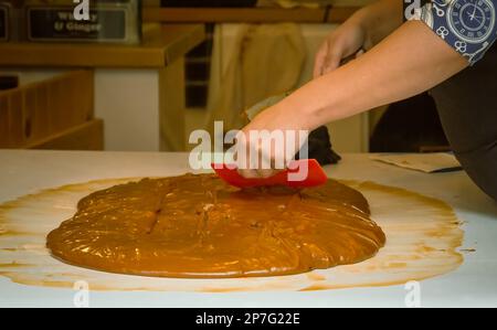 Detail einer Person, die Fudge macht. Stockfoto