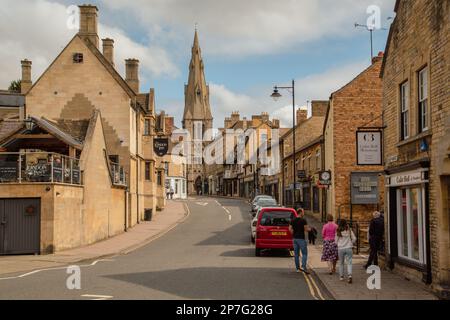 Blick auf die Castle Street in Stamford und die Kirche Saint Mary's. Stamford ist eine Stadt in Lincolnshire, England. Stockfoto