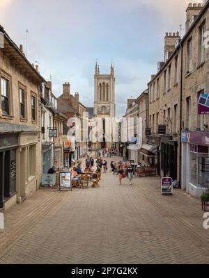 Ein Blick auf die Ironmonger Street zur stillgelegten Kirche St. Michael, die heute zu Hausläden umgebaut wurde. Stamford, Lincolnshire, England. Stockfoto