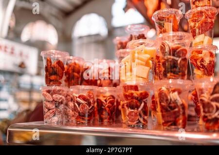 Traditioneller spanischer Chorizo, Jamon und Käsesnacks zum Mitnehmen auf dem berühmten Markt in Barcelona, Katalonien, Spanien. Stockfoto