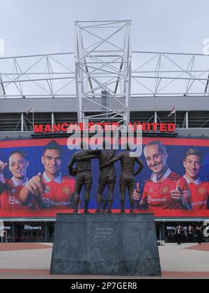 Trinity Statue von George Best, Bobby Charlton und Denis Law außerhalb von Manchester United FC, Old Trafford, Manchester, Großbritannien Stockfoto