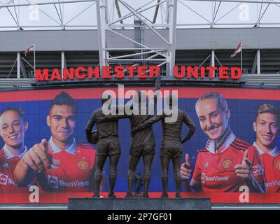 Trinity Statue von George Best, Bobby Charlton und Denis Law außerhalb von Manchester United FC, Old Trafford, Manchester, Großbritannien Stockfoto