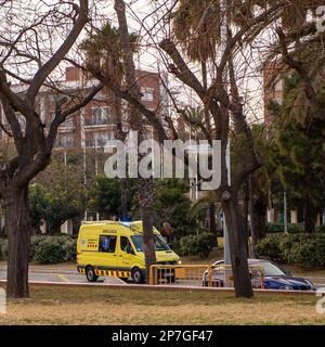 Barcelona, Spanien-Februar 22,2023: Ein Krankenwagen fährt am Nachmittag an einer Straße vorbei Stockfoto