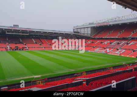 Im Old Trafford Stadium mit Stretford End Stand, Manchester United FC, Old Trafford, Manchester, UK Stockfoto