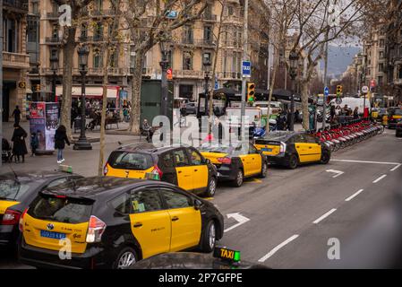 Barcelona, Spanien - Februar 22,2023: Taxis warten auf Passagiere an einem Stand in der Innenstadt von Barcelona. Stockfoto