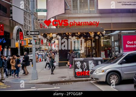 Ein Laden in der Drogerie CVS Health in Midtown Manhattan in New York Februar 2023. (© Richard B. Levine) Stockfoto