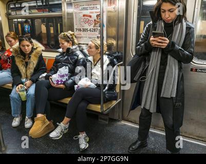 Wochenendreiter in der New Yorker U-Bahn am Sonntag. 5. März 2023. (© Richard B. Levine) Stockfoto