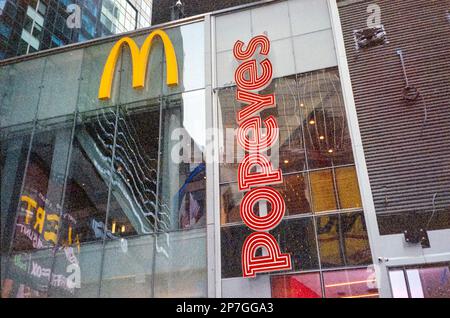 Ein McDonald's neben einem Popeyes Louisiana Kitchen Restaurant am Times Square in New York im Februar 2023. (© Richard B. Levine) Stockfoto