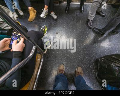 Wochenendreiter in der New Yorker U-Bahn am Sonntag. 5. März 2023. (© Richard B. Levine) Stockfoto