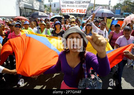 Valencia, Carabobo, Venezuela. 8. März 2023. 08. März 2023. Venezolanische Frauen, öffentliche Arbeiter protestierten in Venezuela für Gehaltserhöhungen, hohe Lebenshaltungskosten, Achtung für ihren Zustand als Frauen im Arbeits- und Sozialbereich. Der Protest fand in verschiedenen Städten des Landes statt, und das Foto zeigt die Stadt Valencia, den Staat Carabobo. Foto: Juan Carlos Hernandez (Kreditbild: © Juan Carlos Hernandez/ZUMA Press Wire) NUR REDAKTIONELLE VERWENDUNG! Nicht für den kommerziellen GEBRAUCH! Stockfoto