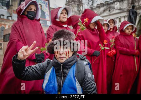 Britisch-iranische Frauenprotestierende auf dem Parlamentsplatz am Internationalen Frauentag 2023. Stockfoto
